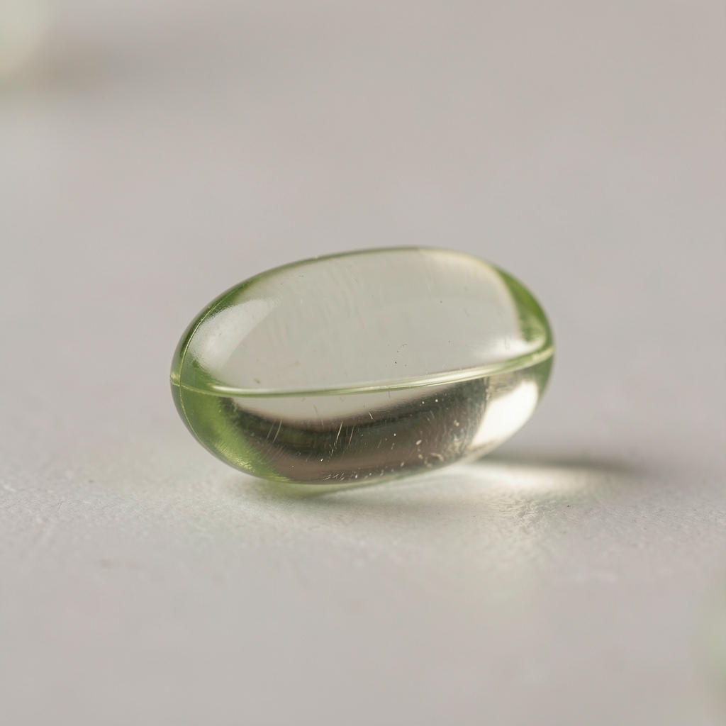 Makro záber jedného softgélu omega-3 na neutrálnom pozadí