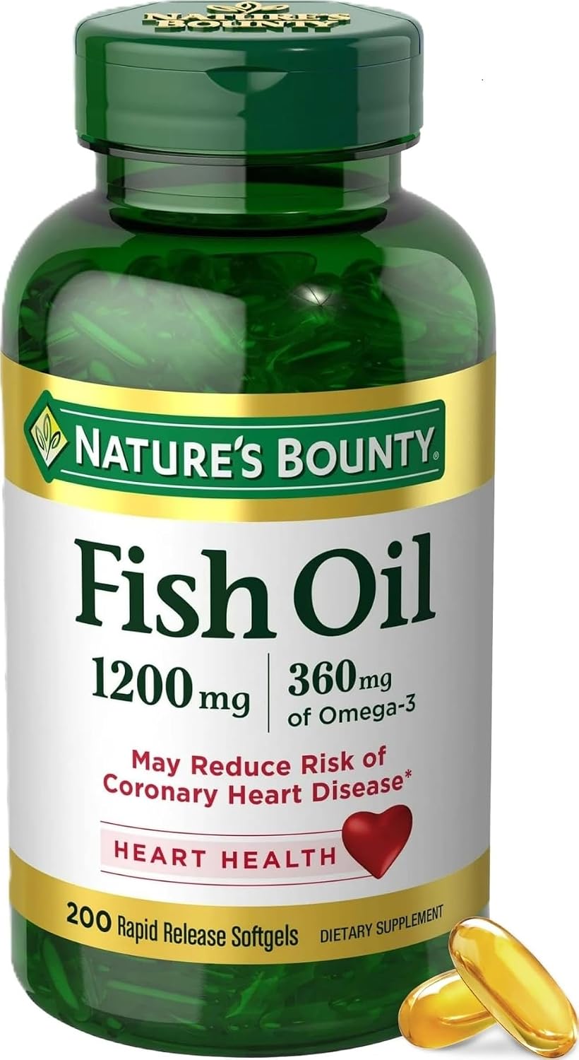 Balenie Nature's Bounty Fish Oil 1200mg Omega-3 na tmavom elegantnom stole s plátkom citróna a detailom etikety